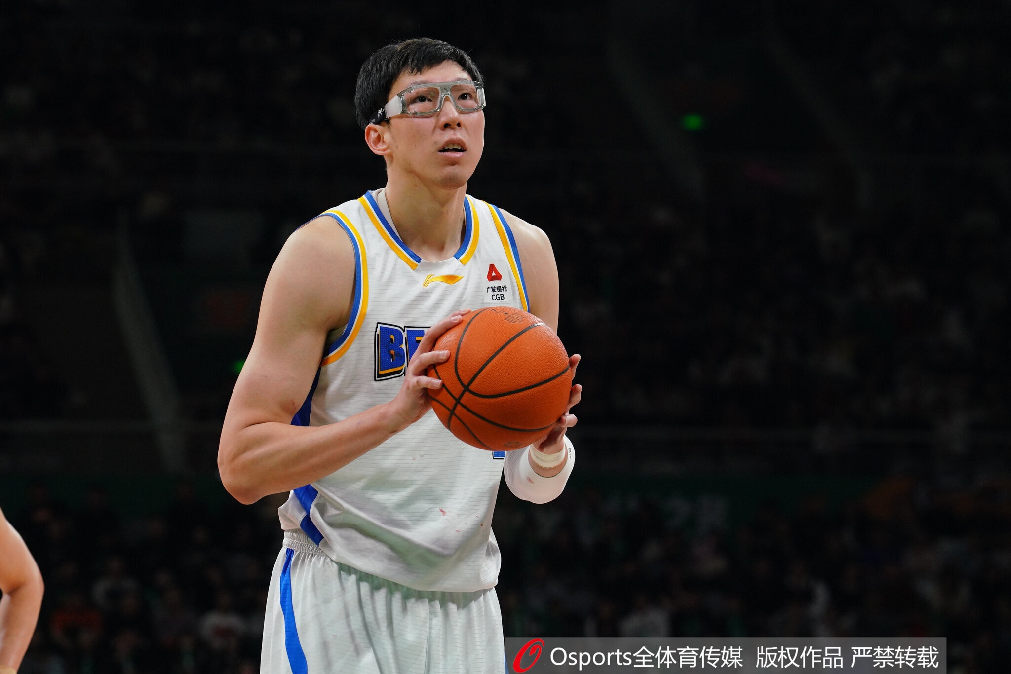 爱游戏-存在感不强！周琦半场3投仅1中拿到2分4板 正负值+4