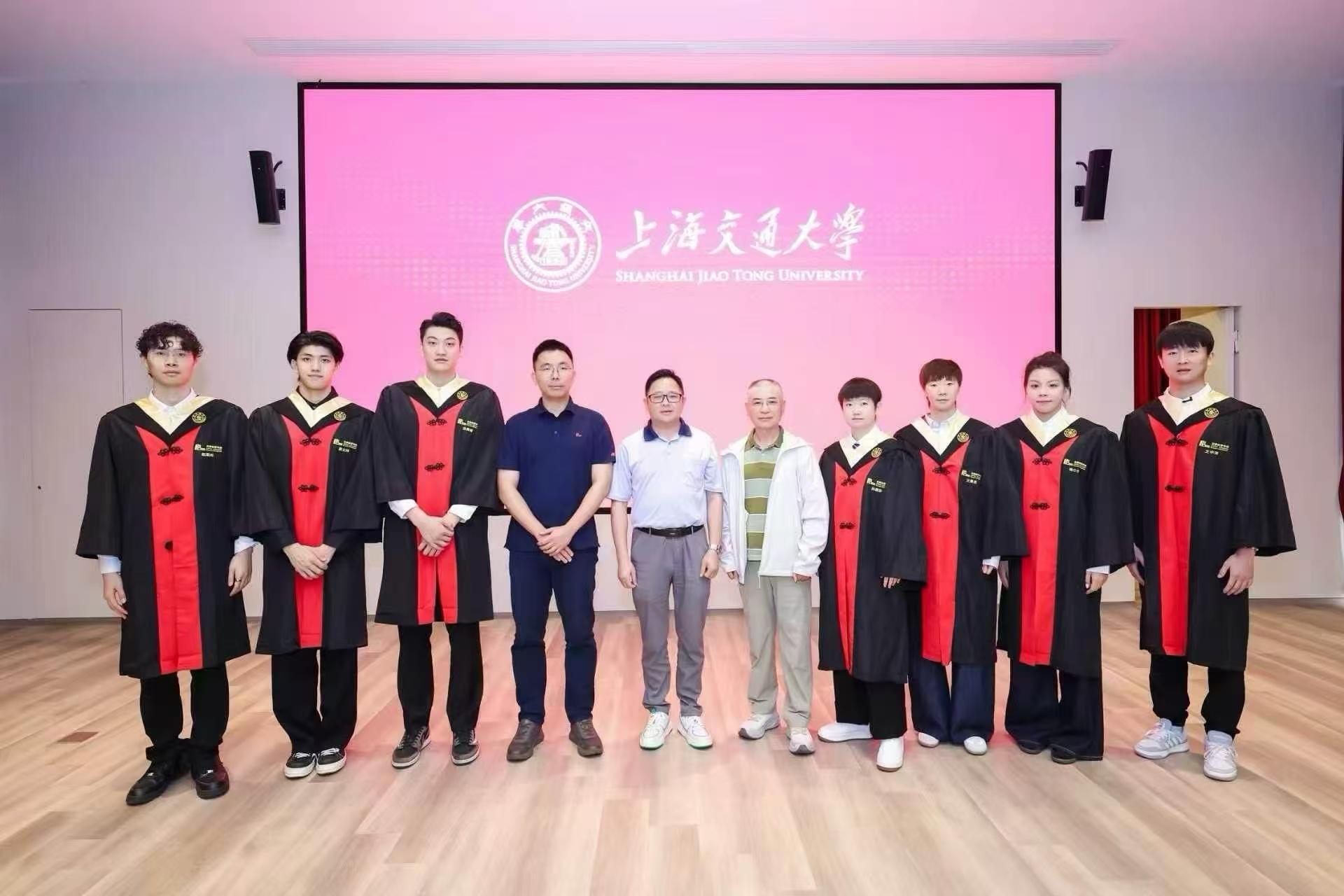 爱游戏app下载-恭喜！孙颖莎王曼昱上海交大毕业照曝光：9月同进清华大学读研